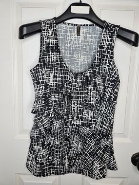 NWOT Denver Hayes Layered Ruffle Sleeveless Top Black White Abstract Print M